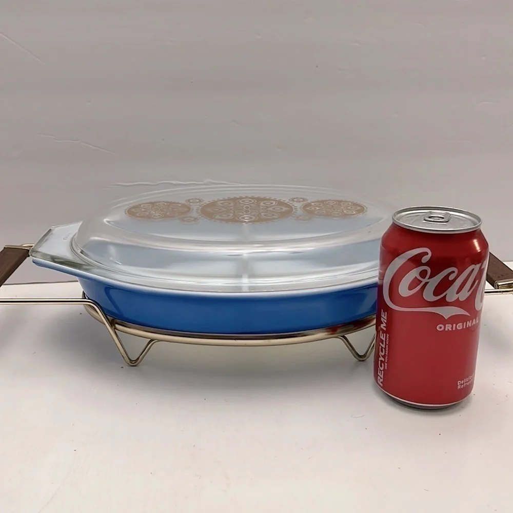 Pyrex Blue Oval Divided 1 1/2 Quart Casserole Dish Gold Medallion Lid Holder